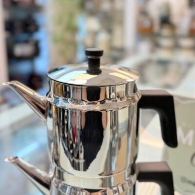 کتری قوری استیل کرکماز مدل استوانه ای براق با قپه و دسته مشکی الف