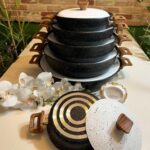 ماهیتابه چدن گرانیتی برند هاناتک مدل دودسته دربدار رنگ مشکی با درب سفید - تصویر 2