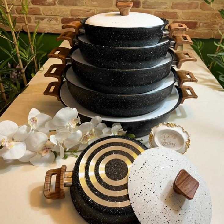 ماهیتابه چدن گرانیتی برند هاناتک مدل دودسته دربدار رنگ مشکی با درب سفید - تصویر 2