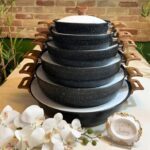 ماهیتابه چدن گرانیتی برند هاناتک مدل دودسته دربدار رنگ مشکی با درب سفید - تصویر 7