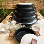 ماهیتابه چدن گرانیتی برند هاناتک مدل دودسته دربدار رنگ مشکی با درب سفید - تصویر 6