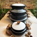 ماهیتابه چدن گرانیتی برند هاناتک مدل دودسته دربدار رنگ مشکی با درب سفید