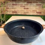 ماهیتابه چدن گرانیتی برند هاناتک مدل دودسته دربدار رنگ مشکی با درب سفید - تصویر 4