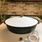 ماهیتابه چدن گرانیتی برند هاناتک مدل دودسته دربدار رنگ مشکی با درب سفید - تصویر 3