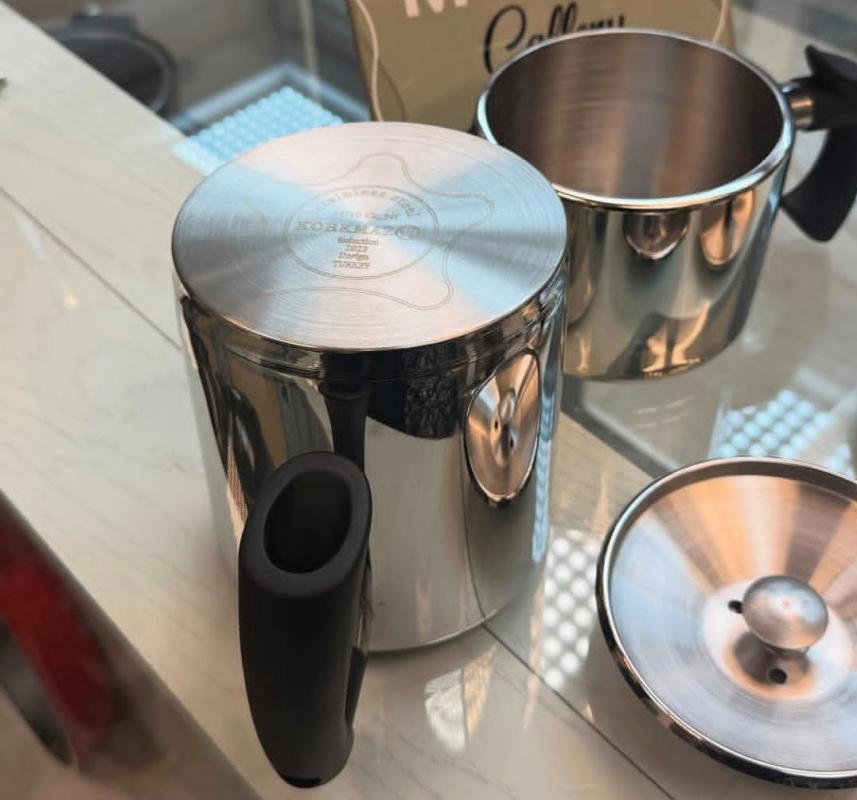 کتری قوری استیل کرکماز مدل استوانه ای با دسته های مشکی ز