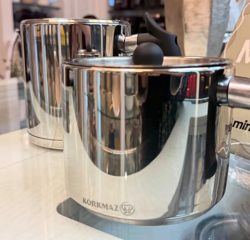 کتری قوری استیل کرکماز مدل استوانه ای با دسته های مشکی ب