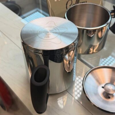 کتری قوری استیل کرکماز مدل استوانه ای با دسته های مشکی ح