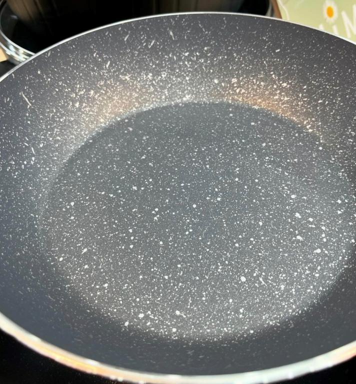 ماهیتابه عروس چدن گرانیت مدل فورچ دودسته دربدار - تصویر 2